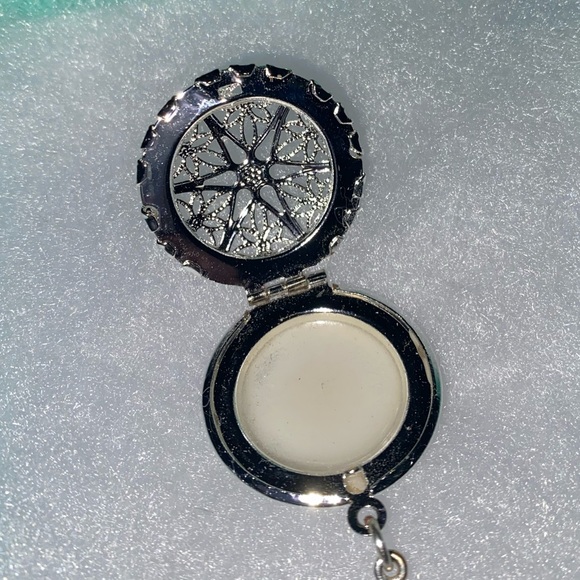 Silver Locket. - Picture 4 of 5